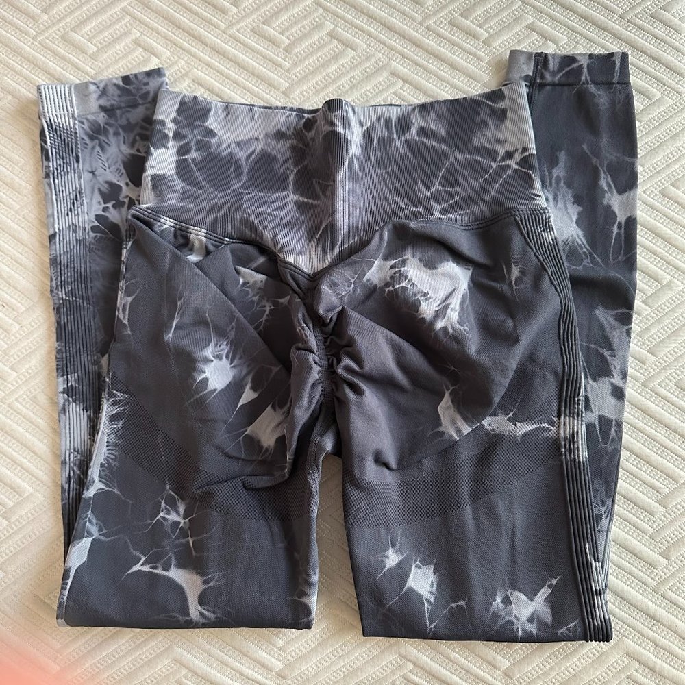 Grey/White Tie Dye Scrunch Butt Leggings